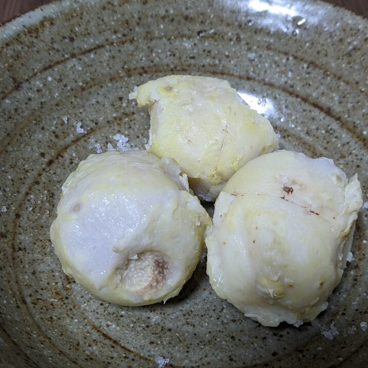 里芋の皮ををつるんと剥く